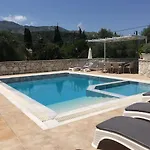Petrino - Flat Location Within Kassiopi. Sleeps 8 Kassiopi