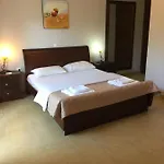 Petrino - Flat Location Within Kassiopi. Sleeps 8