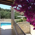 Petrino - Flat Location Within Kassiopi. Sleeps 8