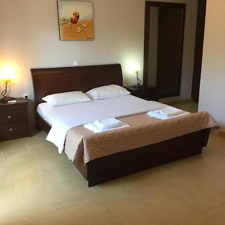 Petrino - Flat Location Within Kassiopi. Sleeps 8