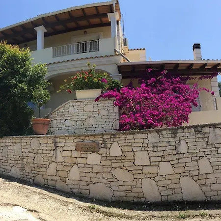 Petrino - Flat Location Within Kassiopi. Sleeps 8