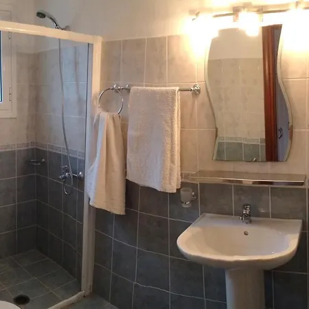 Petrino - Flat Location Within Kassiopi. Sleeps 8 Villa *