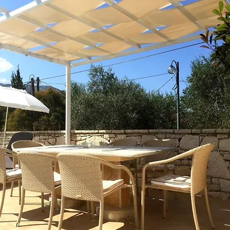 וילה Petrino - Flat Location Within Kassiopi. Sleeps 8 קאסיופי