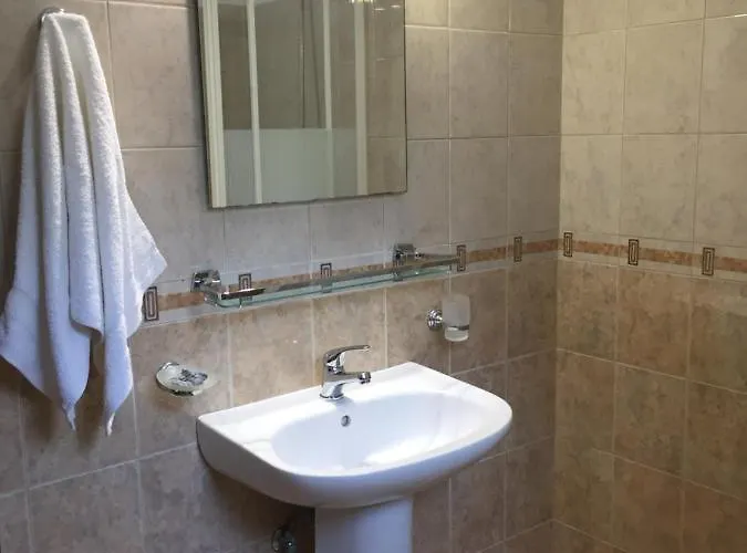 Villa Petrino - Flat Location Within Kassiopi. Sleeps 8 *