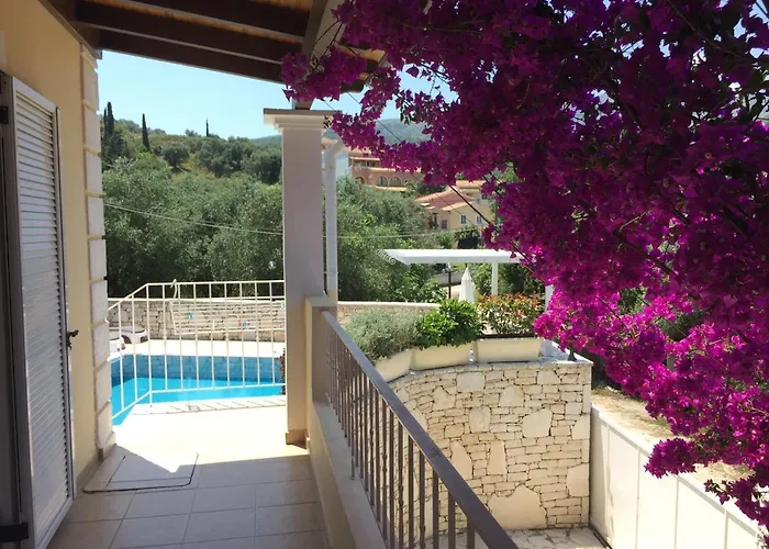Petrino - Flat Location Within Kassiopi. Sleeps 8