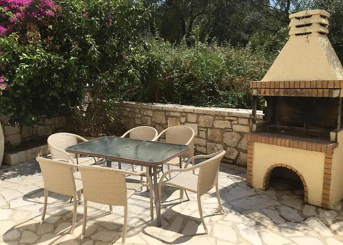 Villa Petrino - Flat Location Within Kassiopi. Sleeps 8 Kassiopi