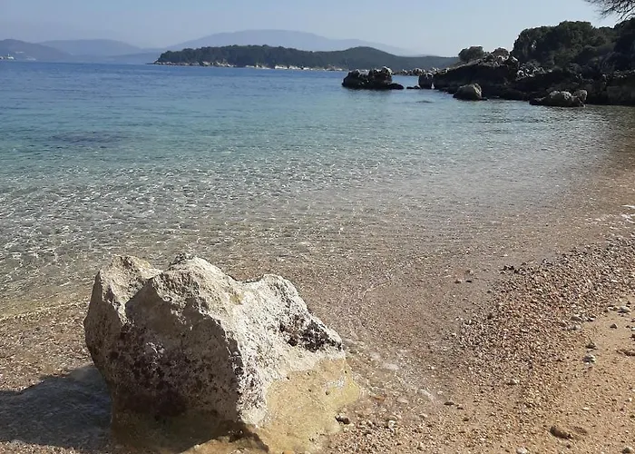 Villa Petrino - Flat Location Within Kassiopi. Sleeps 8 *