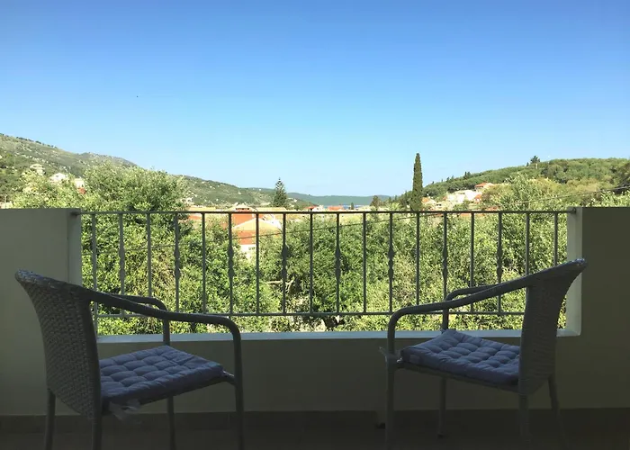 Petrino - Flat Location Within Kassiopi. Sleeps 8 *