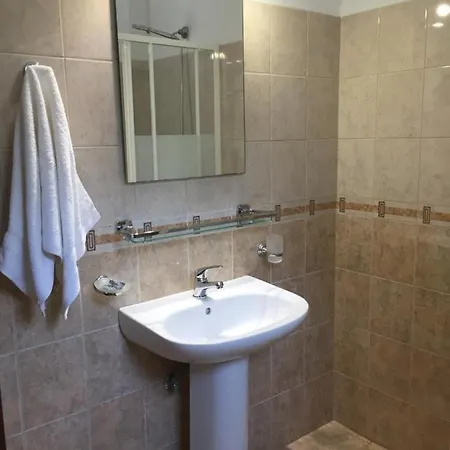Вилла Petrino - Flat Location Within Kassiopi. Sleeps 8 *