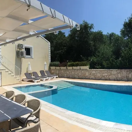 Petrino - Flat Location Within Kassiopi. Sleeps 8 Villa Kasziópi