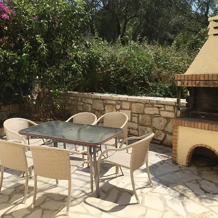 Villa Petrino - Flat Location Within Kassiopi. Sleeps 8 Kasziópi