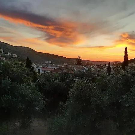 Petrino - Flat Location Within Kassiopi. Sleeps 8 Kasziópi