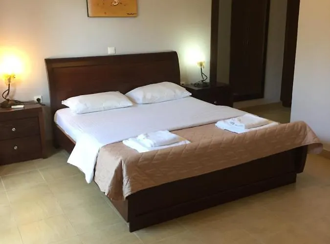 Petrino - Flat Location Within Kassiopi. Sleeps 8