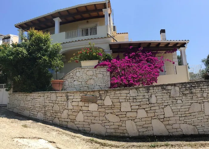 Petrino - Flat Location Within Kassiopi. Sleeps 8
